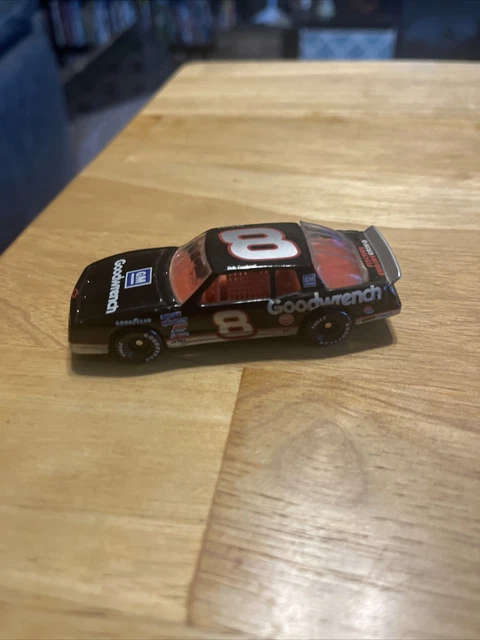 Voiture de course téléguidée à l'échelle 1-18
