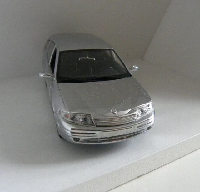 1/43 RENAULT LAGUNA II BREAK Chrome / argenté UNIVERSAL HOBBIES sans boite