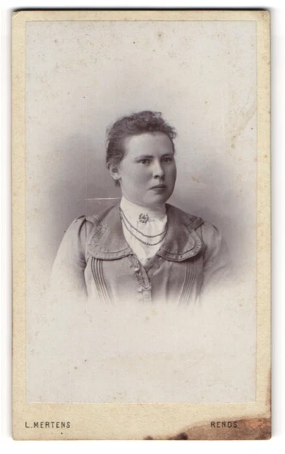 Fotografie Ludwig Mertens, Rendsburg, Junge Dame mit zurückgebundenem Haar