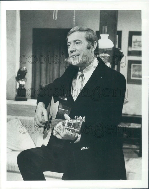 1971 Press Photo Irish Singer Val Doonican Playing Guitar 1970s