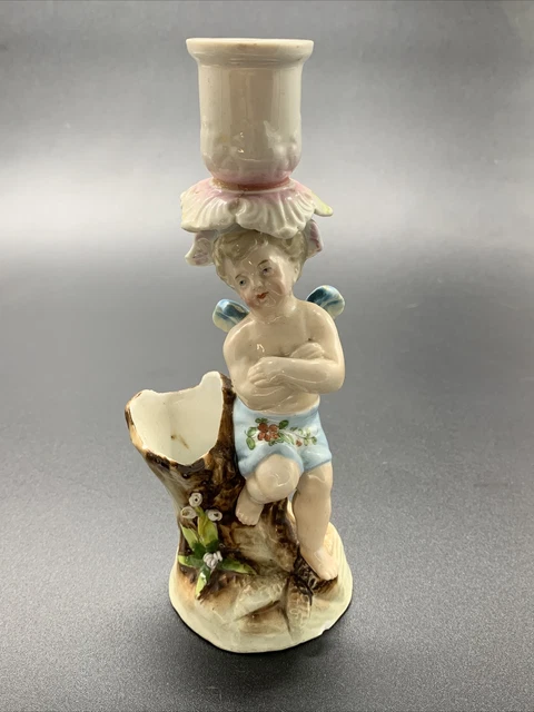 Plateau en porcelaine décor d'une rose, l'aile émaillée rose. Joint