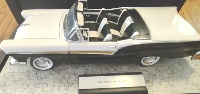 RARE FRANKLIN MINT BLACK & WHITE 1957 FORD SKYLINER 1:24 Scale With Display Case