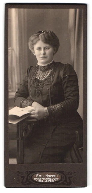 Fotografie Emil Hoppe, Hartmannsdorf /Bez. Leipzig, Frau mit hochgestecktem Haa