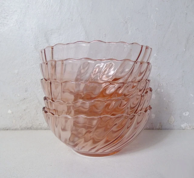 Assiette creuse rosaline vintage – verre rose torsadé