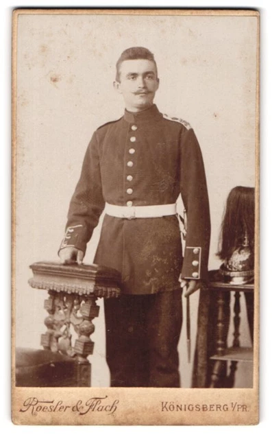 Fotografie Roesler & Flach, Königsberg i. Pr., Soldat in Uniform mit Pickelhaub