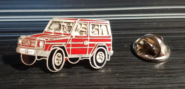 Mercedes Benz Pin G-Klasse G-Modell rot emailliert - Maße 30x16mm