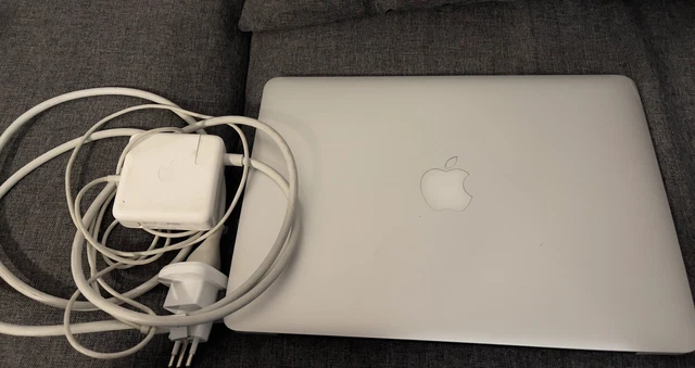 Apple MacBook Pro 13.3" 2015 256GB SSD Intel Core i5 Dual Core 2.7 GHz 8GB RAM 7