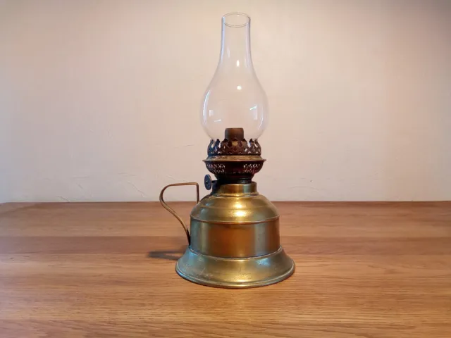 Joli Bougeoir imitation Lampe à pétrole en laiton doré avec son verre à lampe