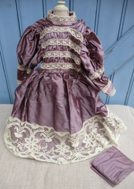 Jolie robe tissu soyeux et dentelle ancienne pour poupée ancienne
