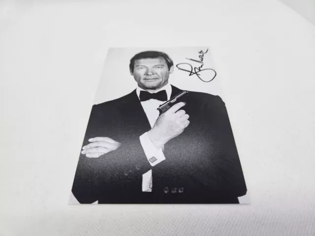 ROGER MOORE (JAMES BOND 007) Repro-Autogramm - ca. 10x16 - (244)