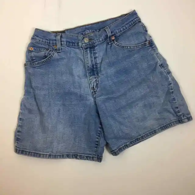 Vintage Women’s Levi’s denim light wash Jean shorts size 12 Classic