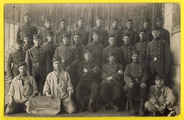 cpa France Carte Photo MILITAIRES SOLDATS en Uniforme du 5e Régiment Classe 1914