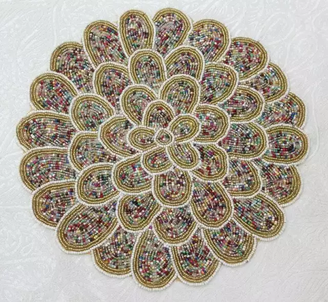 Creme Akzent mehrfarbiges Blütenblatt handgefertigtes Tischset | Handperlen rund | 35 cm
