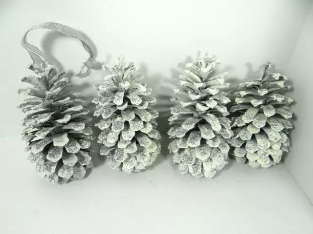 Juego de 4 conos de pino grandes decorados blancos con brillo plateado