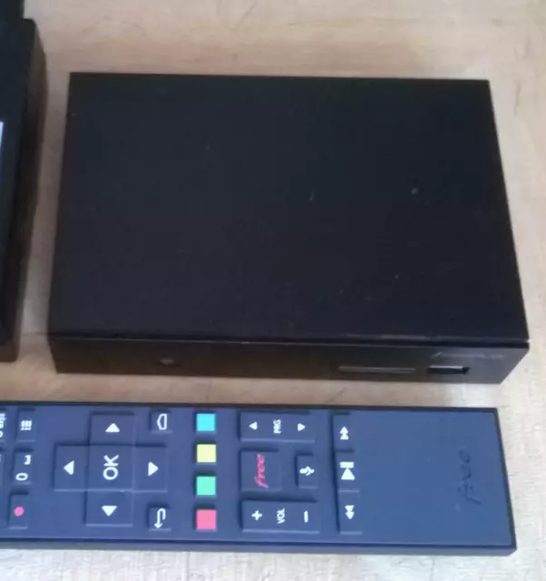 Freebox Mini 4K + Freeplug (avec câbles) - Free TV HD