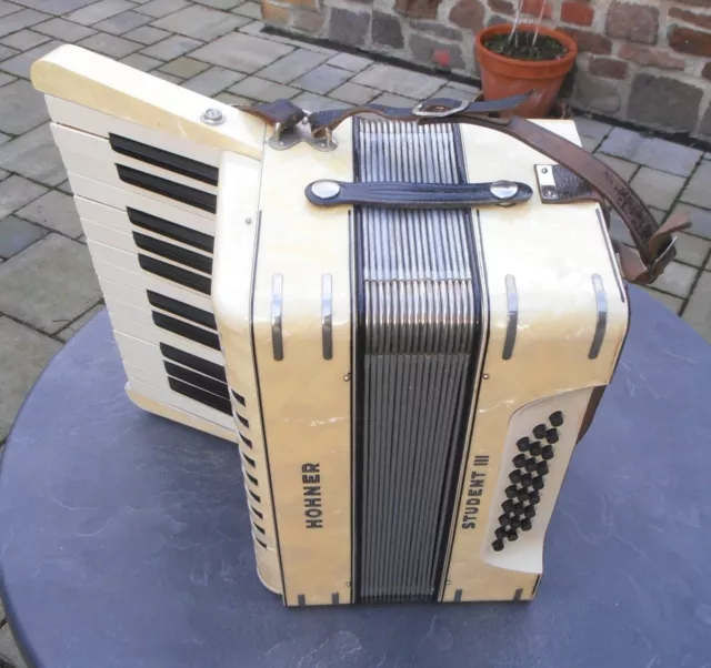 Schönes  HOHNER  Akkordeon  Student III 3 Schifferklavier Ziehharmonika