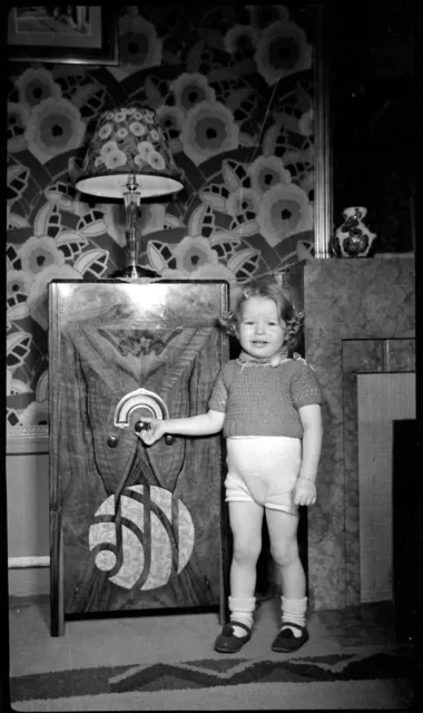 Portrait petite fille debout poste radio TSF- 2 ancien négatif photo an. 1920 30