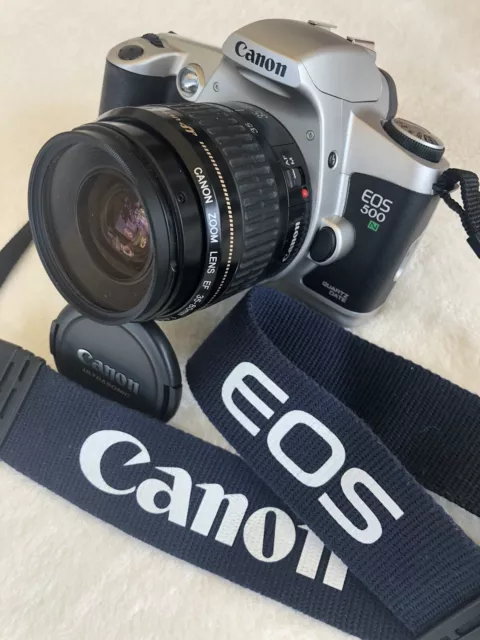 Canon EOS 500n. Spiegelreflexkamera mit Objektiv  EF 35-80mm und Blitzer