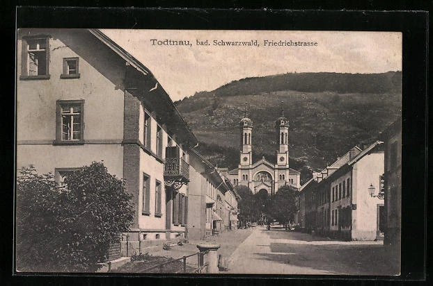 AK Todtnau bad. Schwarzwald, Straßenpartie der Friedrichstrasse mit Blick auf d