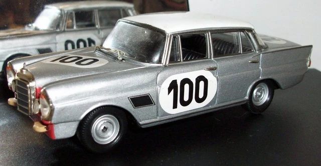 Mercedes-Benz 300 SE, signed by Eugen Böhringer 1:18