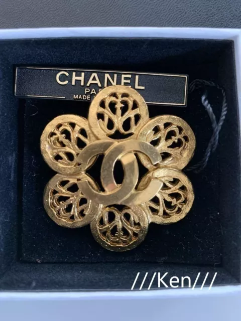 CHANEL Brooch AUTH Coco Logo Rare Vintage Pin CC 5.7x5cm Gold Medal logo F/S