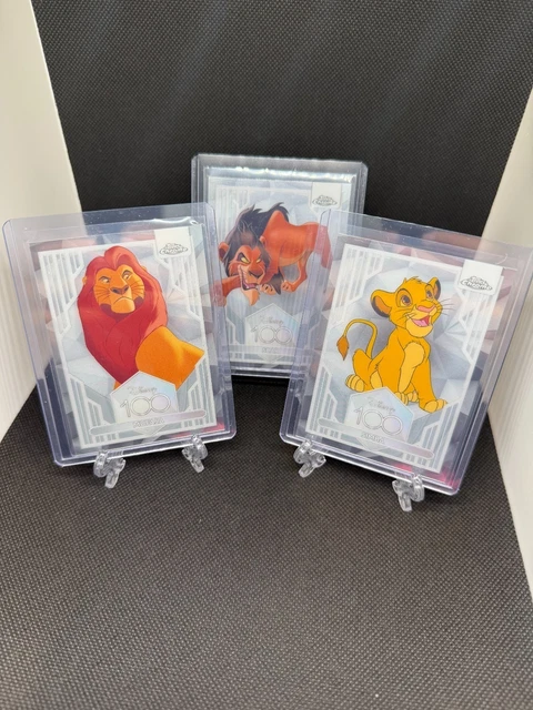 SIMBA 2023 TOPPS Cromo Disney 100 Primer Año Refractor Rosa Sp 62