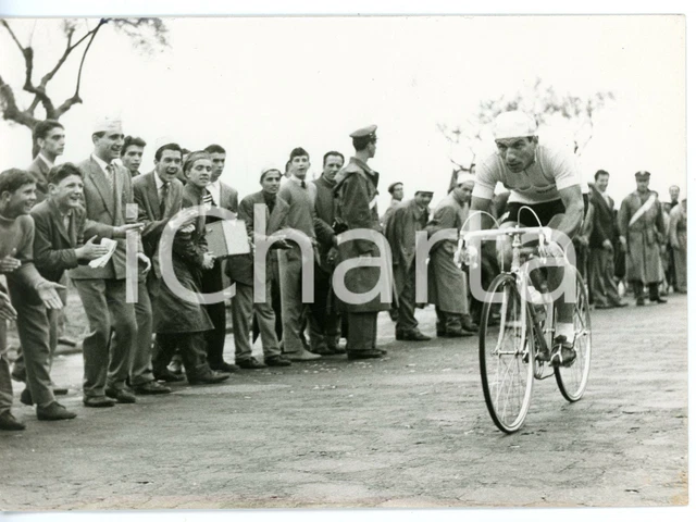 1955 CA GIRO D'ITALIA CICLISMO Nino DE FILIPPIS acclamato dalla folla
