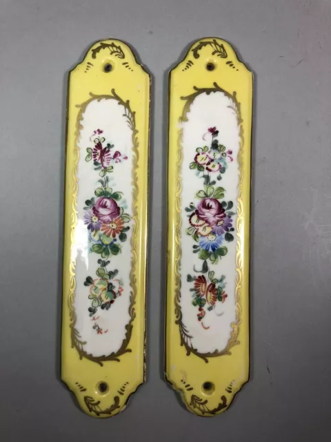 2 anciennes PLAQUES DE PROPRETÉ de porte PORCELAINE peinte décors floraux Signé