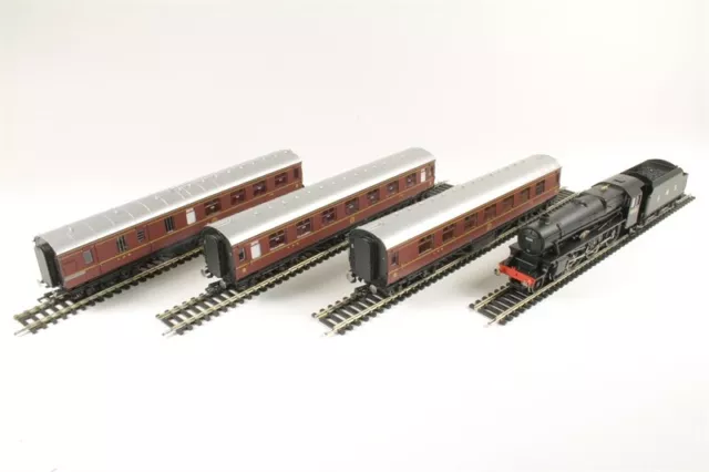 Hornby R3299 'Going Home' - 70th Anniversary Train Pack