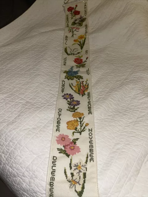 Crewel Meses del Año Vintage y Flores Colgante Pared Hecho a Mano 44"" x 5"" En muy buen estado