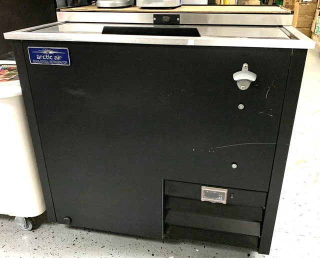 Arctic Air AUB36R 37" Black Horizontal Bottle Cooler
