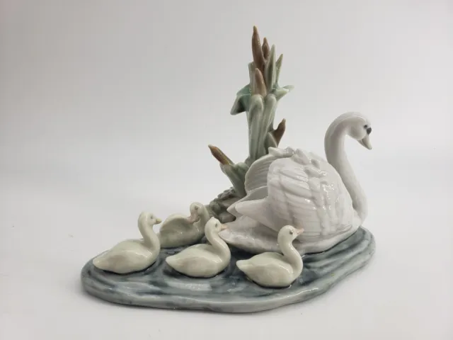 Lladro 5722 Swan Mother with Babies Follow me Figurine 6in base 4.5in tall