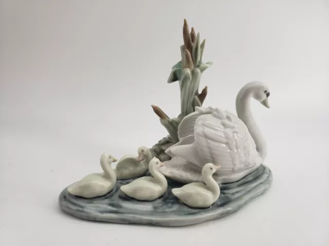 Lladro 5722 Swan Mother with Babies Follow me Figurine 6in base 4.5in tall Lladro 5722 Swan Mother with Babies Follow me Figurine 6in base 4.5in tall