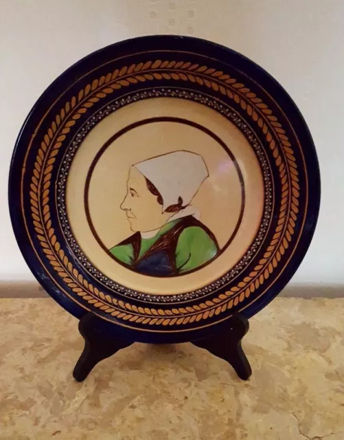 Assiette en faïence  ancienne HB Quimper avec une femme dans un médaillon signée
