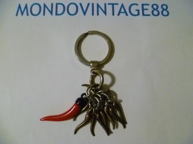 Portachiavi Corno Portafortuna Napoletano – Amuleto Scaramantico Rosso A Forma Di Cornicello Con Ciondolo Metallico, Idea Regalo Per Scaramanzia