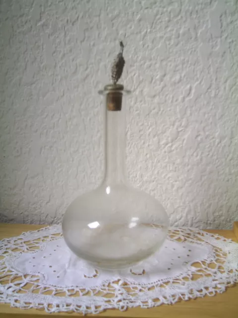 Carafe à vin en  verre avec bouchon métal argenté en forme grappe raisin Vintage