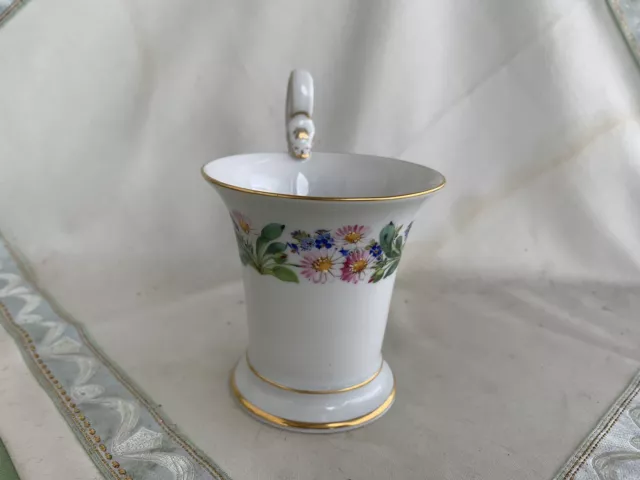 Schöne Meissen Schwanenhals-Tasse mit Blumen-Kranz und Gold