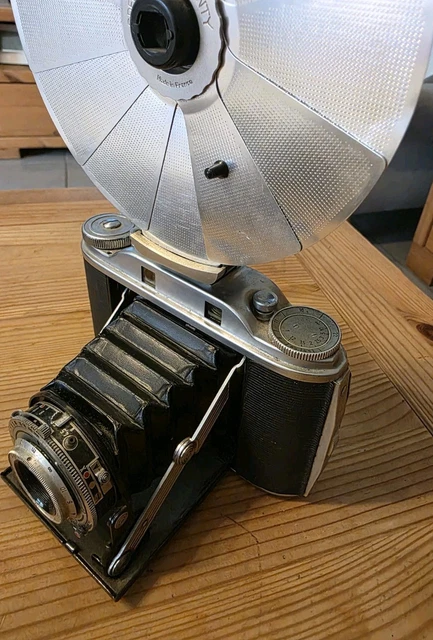 Appareil photo à soufflet ancien Agfa Isolette et sa sacoche