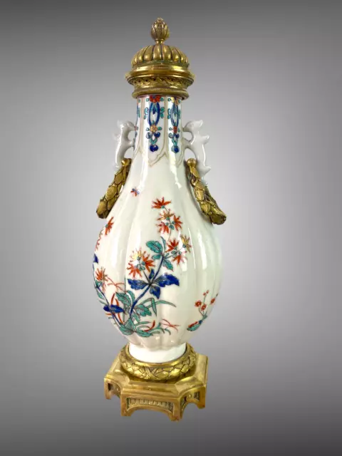 VASE " POT POURRI " EN PORCELAINE ET BRONZE DORÉ DE STYLE SEVRES DU XIXe