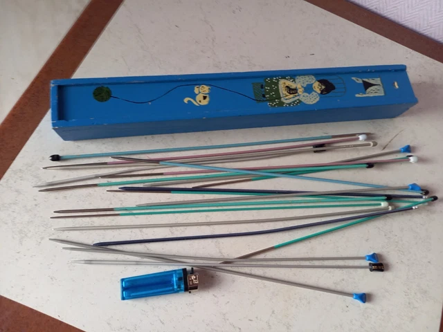 ancien lot 20 aiguilles a tricoter dans boite en bois bleue vintage.