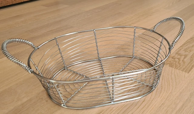 Brotkorb aus Metall neuwertig nie benutzt.