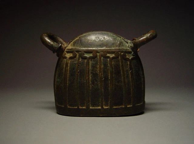 ANTIQUE BURMESE BRONZE 'MANDALAY' WATER BUFFALO BELL. MYANMAR, 19th C. 3