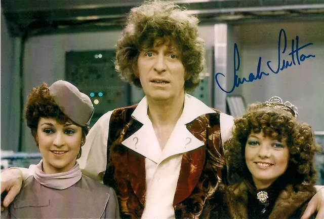 SARAH SUTTON DR WHO NYSSA SIGNED AUTOGRAPH PRE PRINTED PHOTO 6 x 4 LOG TOM BAKER