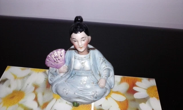 Statuette ancienne de chinoise en biscuit polychrome hochant sa tête amovible.