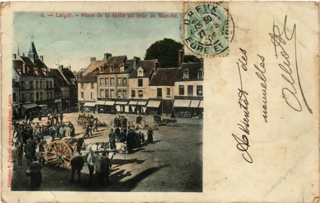 CPA AK Laigle - Place de la Halle un jour de Marche (259300)