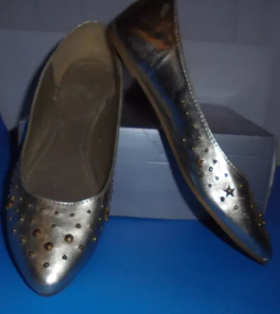 WANTED GALAXY SILVER METALLIC 'STARS AND STUDS FOREVER'  CLOSED-tOE FLATS-7M