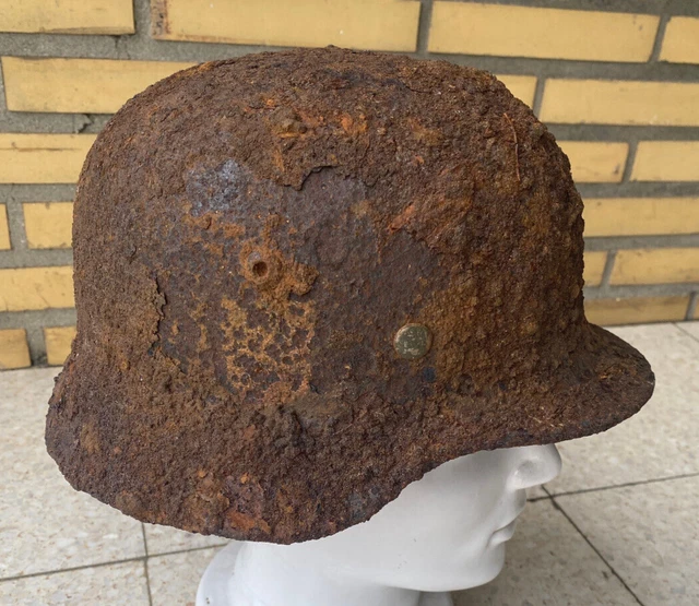 Originaler deutscher Stahlhelm M35 aus dem 2. WK. Bodenfund aus den Ardennen.