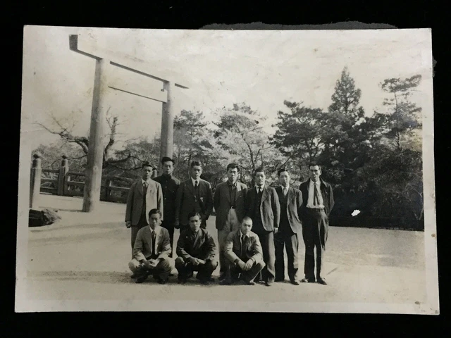 #534 Giapponese Vintage Foto 1940s / Stanghetta Shrine Torii Giovane Man People