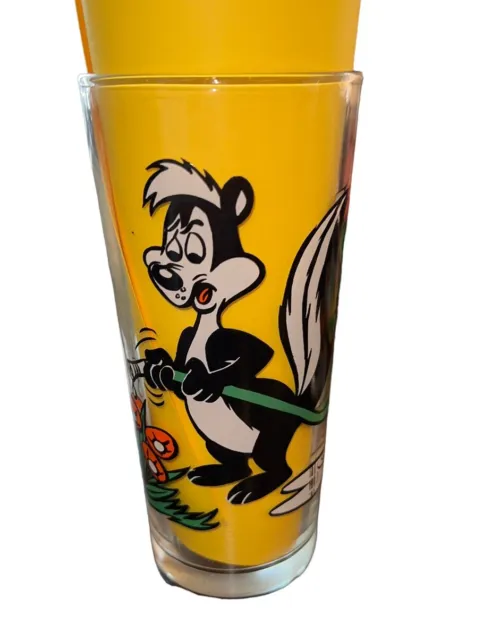 Pepsi Collector Series  PePe Le Pew Daffy Duck Looney Tunes Drinking Glass 1976