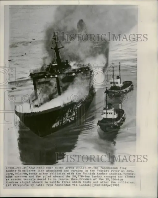 1963 Press Photo The tanker Miraflores burns in Sheldt River, Antwerp, Belgium